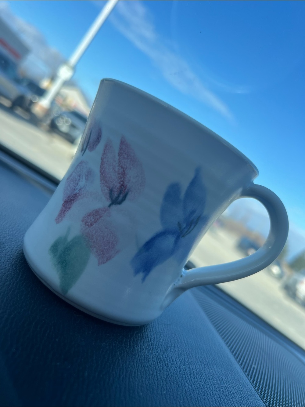 Pottery mugs (4) creamy /whiteFloral Accent Mug (8 ounces) mint condition
